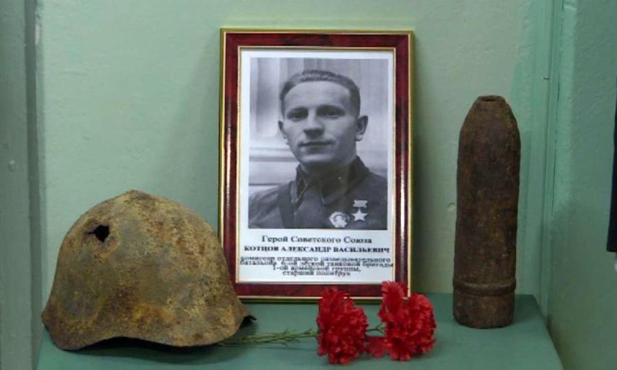 Сегодня в 55 школе Архангельска открыли памятную доску Герою Советского Союза Александру Котцову