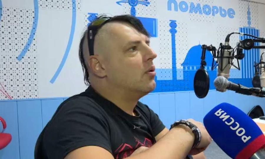 В гостях у «Радио Поморье» сегодня побывал вокалист панк-рок группы «Бригадный  подряд»