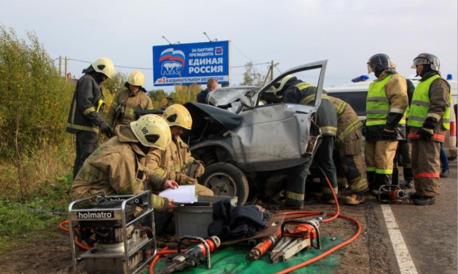 Один человек погиб, сремь пострадали в столкновениии маршрутки «Мезень-Архангельск» и «Лады» 10-й модели