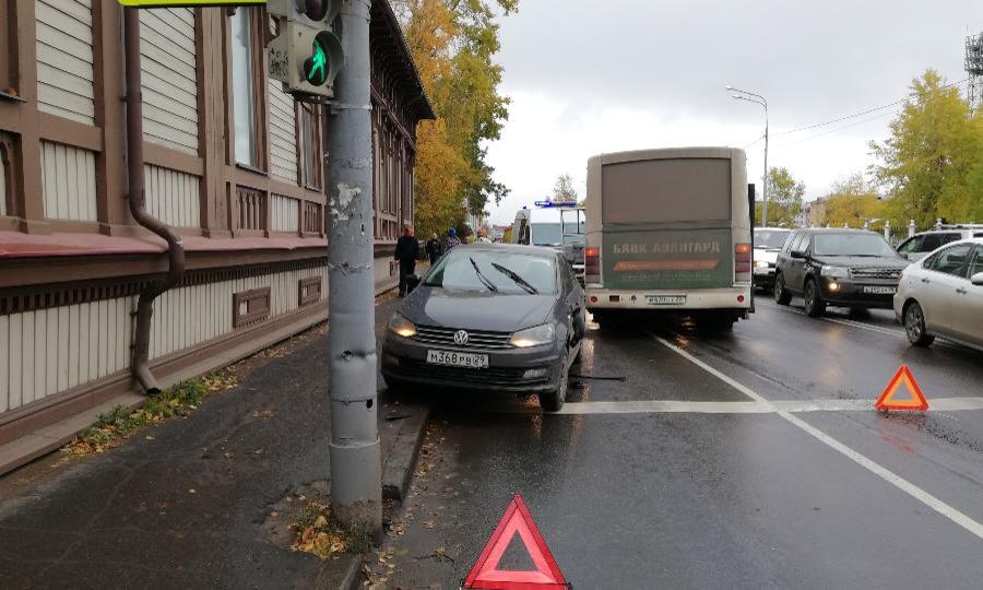 В центре Архангельске столкнулись рейсовый автобус и две легковушки, есть пострадавшие