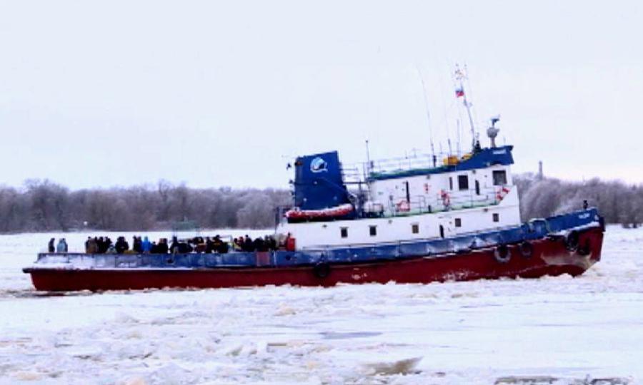 Торн архангельск. Портовый буксир ледового класса. Судно ледового класса Архангельск. Буксир Поморье. Судно Полоцк Архангельск.