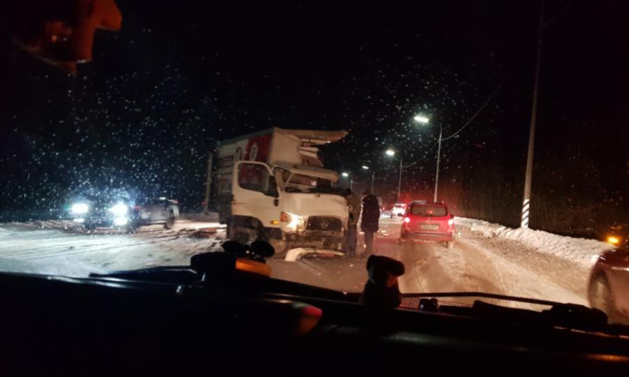 На трассе Архангельск — Северодвинск грузовик столкнулся с рейсовым автобусом