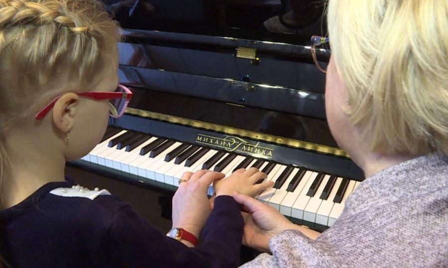 Пианино, звучащие как рояль, поступили в музыкальные школы Поморья