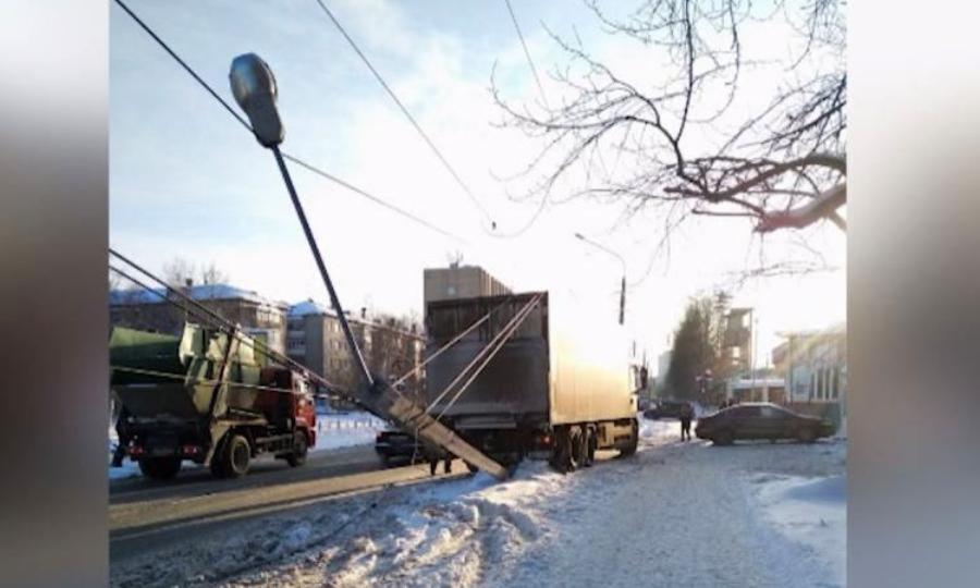 Сегодня днем грузовик снес уличный фонарь в центре Архангельска