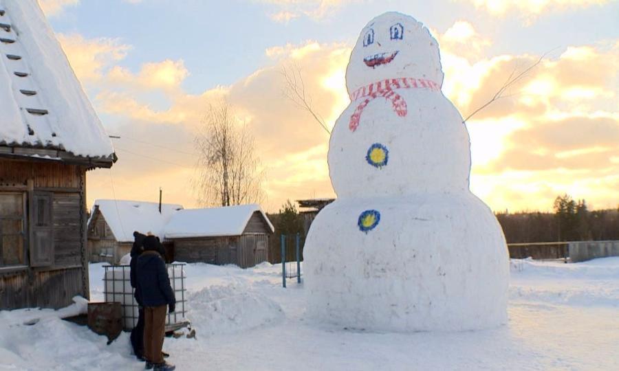 Под Новодвинском построили десятиметрового снеговика