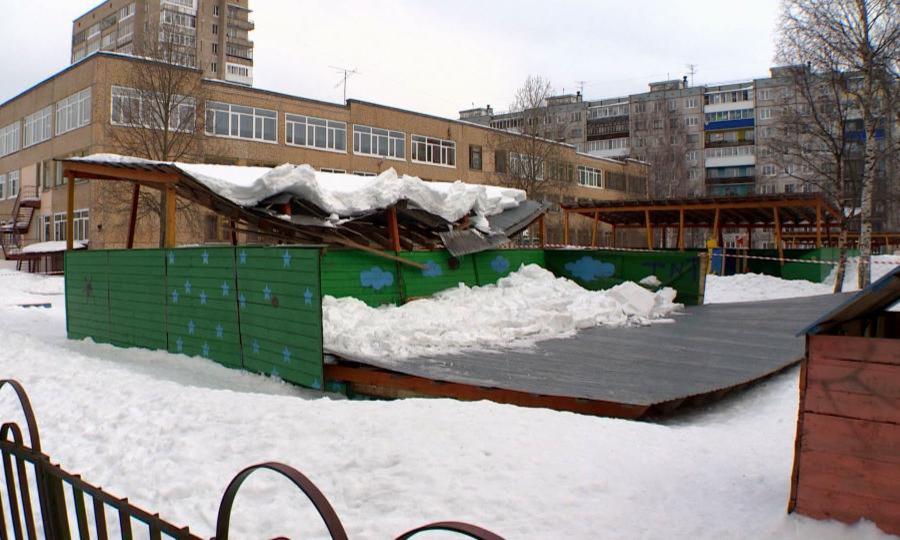 Под тяжестью снега обвалилась крыша веранды в детском саду «Золушка» в Архангельске