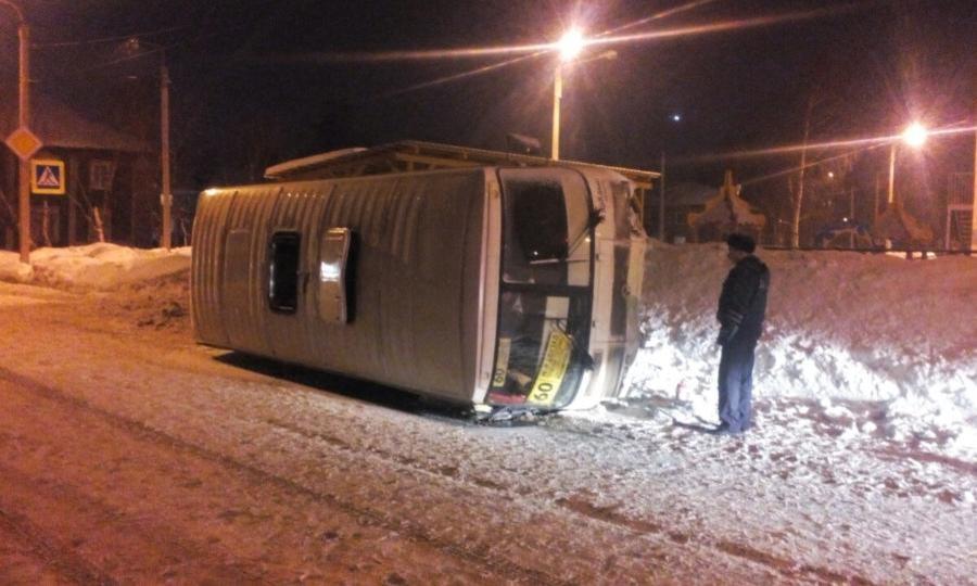 В Северном округе Архангельска в результате ДТП перевернулся пассажирский автобус маршрута № 60. Пострадали пять человек.